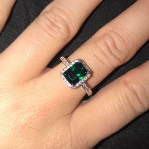 Beautiful Brand New Emerald Ring